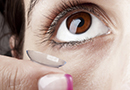 戴隐形眼镜女性能要注意以下几点